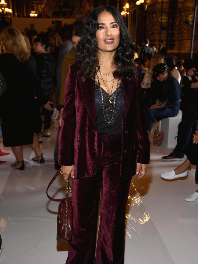  Salma Hayek menghadiri fashion show Stella McCartney (Pascal Le Segretain/Getty Images)