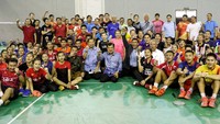 JK saat berfoto bersama sejumlah atlet bulutangkis. Dok. PBSI.