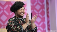 Senyum Ivan dengan wig anehnya tersebut.