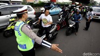 Tentu saja, beberapa pengendara yang tidak mengenakan kelengkapan keselamatan berkendara lansung ditindak tegas polisi.