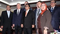 Stanislaw Kerczewski foto bersama dengan Oesman Sapta dan wakilnya.