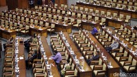 Sebanyak 358 anggota Dewan tidak hadir dalam sidang paripurna ini.