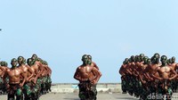 Para prajurit TNI AD ikut ambil bagian.