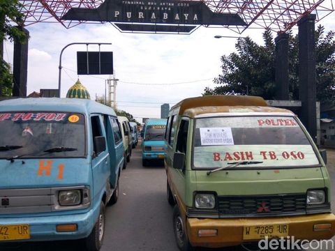 Angkot diparkir di sekitar Terminal Purabaya/