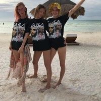 Cara Delevingne bukan hanya pakai baju bergambar wajahnya untuk diri sendiri namun kedua temannya. Mungkin ini bisa dijadikan inspirasi untuk Anda yang ingin pergi berlibur dengan teman-teman. Foto: Instagram