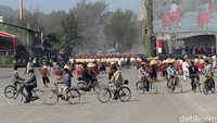 Para prajurit TNI menggelar aksi teaterikal kisah perjuangan Jenderal Sudirman dalam geladi bersih di Dermaga Pantai Indah Kiat, Cilegon, Banten, Selasa (3/10).
