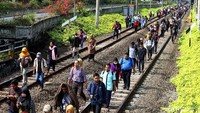 Mereka berjalan cukup jauh.