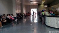Di tengah aktivitas transaksi, pengunjung harus rela bergelap-gelapan cukup lama. Listrik mati sekitar satu jam dari pukul 09.00 WIB. Sehingga pengunjung hanya mengandalkan sedikit cahaya matahari.
