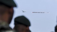 Di lokasi yang sama, berbagai alutsista milik TNI telah berjejer rapi dan akan memeriahkan HUT TNI ke-72 pada Kamis (5/10) mendatang. Foto: ANTARA Foto