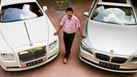 Cerita bermula dari seorang pria bernama Ramesh Babu ditinggal oleh ayahnya kemudian memilih pekerjaan sebagai tukang cukur pada tahun 1994. Foto: Rushlane