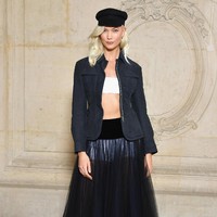 Model Karlie Kloss dalam balutan rok transparan di fashion show Dior (Pascal Le Segretain/Getty Images for Dior)