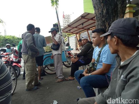 Pengguna jalan terjebak macet memilih beli makanan/ 