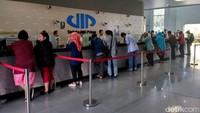 Dolar Amerika Serikat (AS) yang hampir mencapai level Rp 13.600, membuat orang berbondong-bondong datang ke money changer. Salah satunya terlihat di VIP, Menteng, Jakarta Pusat.