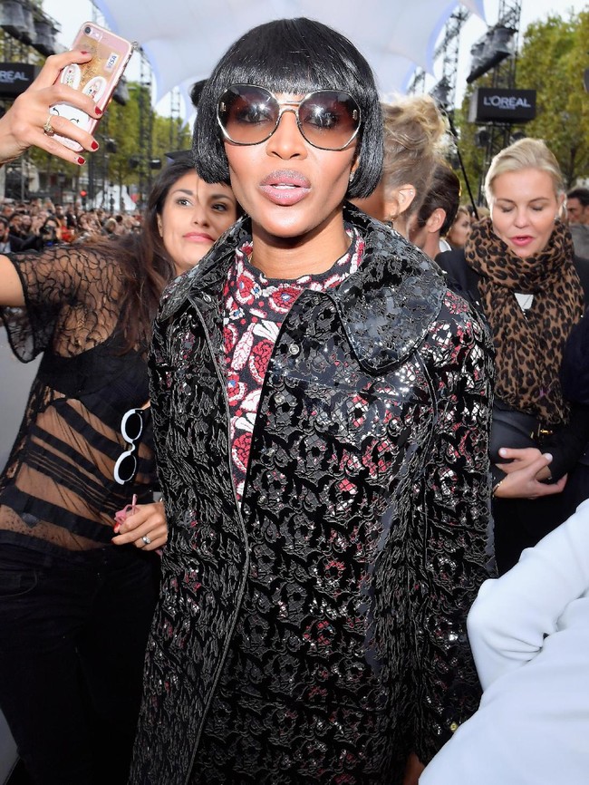 Supermodel legendaris Naomi Campbell berusaha membelah keramaian fashion show Le Defile LOreal Paris (Victor Boyko/Getty Images)