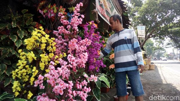 Berburu Panci dan Sapu di Pasar Lopait Tuntang, Semarang