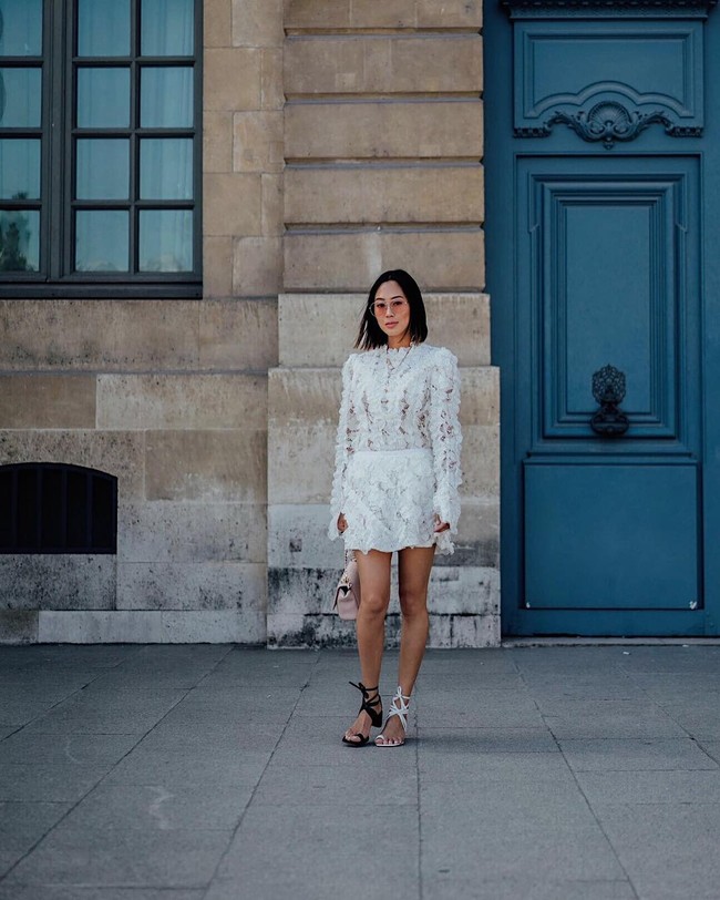 Ketika Nicole Kidman tampil dengan sepatu berbeda kanan dan kirinya, kita tahu jika mismatched shoes segera jadi tren besar yang diikuti fashionista dunia. Benar saja, selama pekan mode dunia dari New York ke Paris berlangsung, makin banyak penggila mode yang memakai tren tersebut. Foto: Instagram.