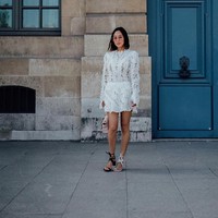 Ketika Nicole Kidman tampil dengan sepatu berbeda kanan dan kirinya, kita tahu jika mismatched shoes segera jadi tren besar yang diikuti fashionista dunia. Benar saja, selama pekan mode dunia dari New York ke Paris berlangsung, makin banyak penggila mode yang memakai tren tersebut. Foto: Instagram.