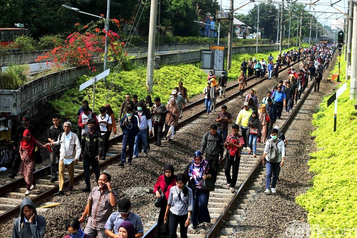 Foto: Ramai-ramai Berjalan di Lintasan Kereta