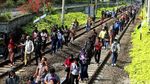 Foto: Ramai-ramai Berjalan di Lintasan Kereta