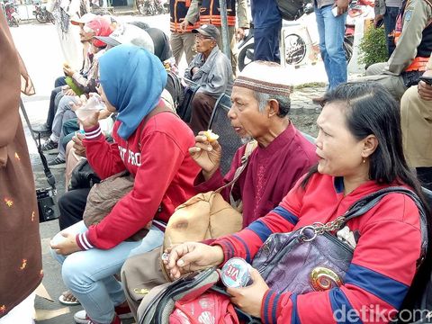 Penumpang yang diangkut mobil operasional dapat makanan/