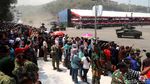 Warga Antusias Melihat Geladi Bersih HUT TNI