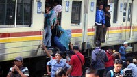 Sebagian lainnya memiluh turun dan berganti transportasi.