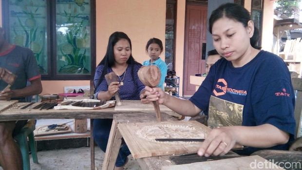Wanita di balik industri ukiran kayu di Jepara.