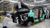 Sejumlah pekerja nampak merakit satu per satu komponen mobil.