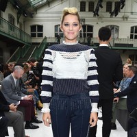 Aktris Marion Cotillard berpose sebelum fashion show Valentino dimulai (Pascal Le Segretain/Getty Images)