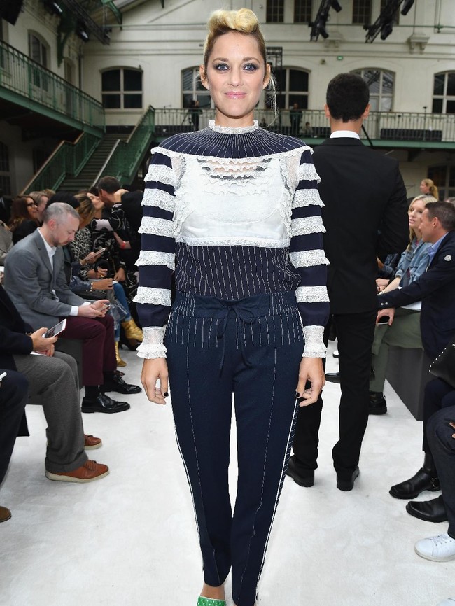 Aktris Marion Cotillard berpose sebelum fashion show Valentino dimulai (Pascal Le Segretain/Getty Images)