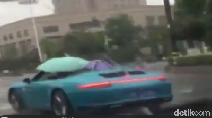 Hujan, Pengendara Mobil Porsche Malah Pakai Payung