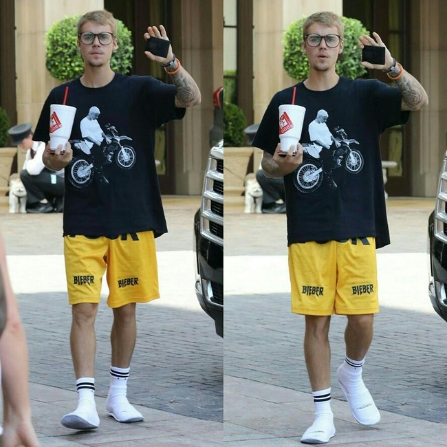 Seperti Rihanna, Justin Bieber pernah terlihat mengenakan kaus bergambar dirinya yang tengah duduk di motor. Tak hanya itu, Justin pun memadukannya dengan celana bertuliskan namanya Bieber. Foto: Instagram