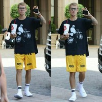 Seperti Rihanna, Justin Bieber pernah terlihat mengenakan kaus bergambar dirinya yang tengah duduk di motor. Tak hanya itu, Justin pun memadukannya dengan celana bertuliskan namanya Bieber. Foto: Instagram