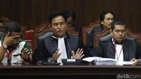 Yusril memberikan penjelasan.
