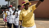 Nenek-nenek perkasa ini dapat kamu temui di Cosmo City, Johannesburg, Afrika Selatan (AFP)
