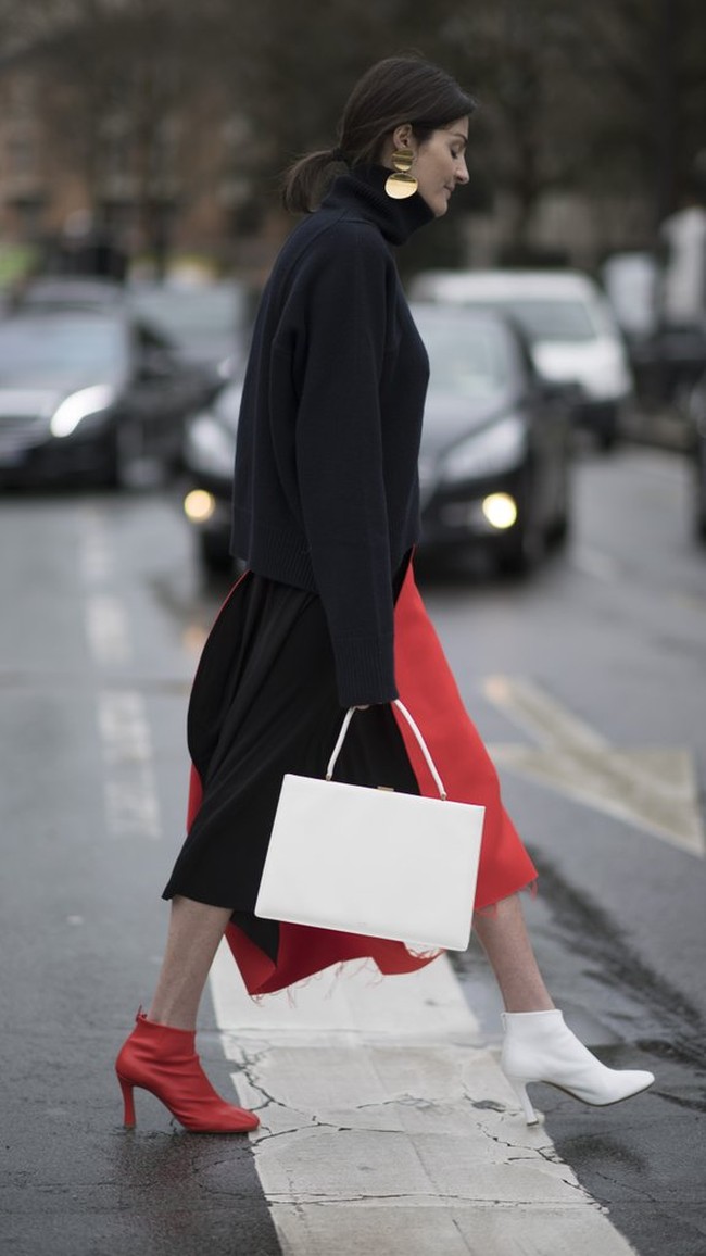 Selama pekan mode dunia berlangsung satu bulan terakhir, para fashionista street style mulai banyak yang terpikat tren sepatu beda sebelah ini. Foto: Ist.