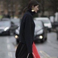 Selama pekan mode dunia berlangsung satu bulan terakhir, para fashionista street style mulai banyak yang terpikat tren sepatu beda sebelah ini. Foto: Ist.