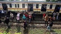 Para penumpangnya pun terlantar.