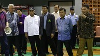 JK berkeliling menyaksikan para atlet yang sedang berlatih serta berkeliling meninjau infrastruktur bangunan latihan. Dok. PBSI.