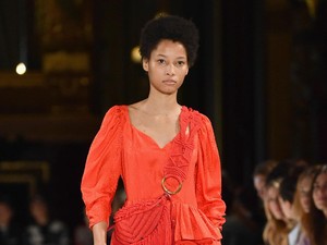 Stella McCartney Sulap Sampah Jadi Busana Modis di Paris Fashion Week