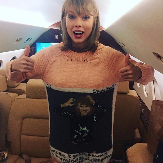Taylor Swift tak mau kalah narsis dengan memakai sweater yang disulam dengan motif gambar wajahnya. Tampaknya baju tersebut adalah pemberian fans. Foto: Instagram