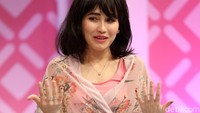 Ayu Ting Ting saat mengisi acara Brownies di Studio Trans TV, Kapten Tendean, Jakarta Selatan pada Selasa (3/10).