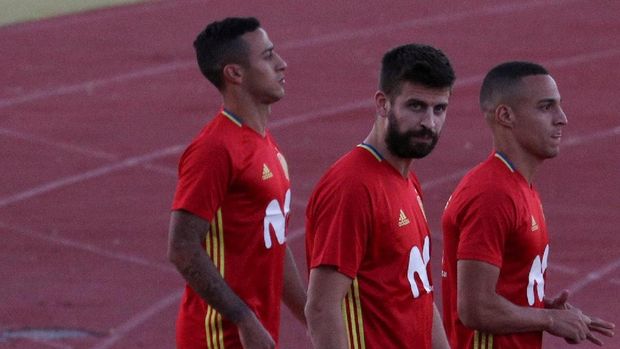 Gerard Pique mengaku tetap akrab dengan rekan-rekan di Timnas Spanyol yang notabene para pemain Real Madrid. (