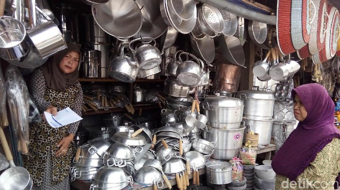 Pasar Lopait di Kecamatan Tuntang Kabupaten Semarang menjual berbagai peralatan/perabotan rumah tangga.