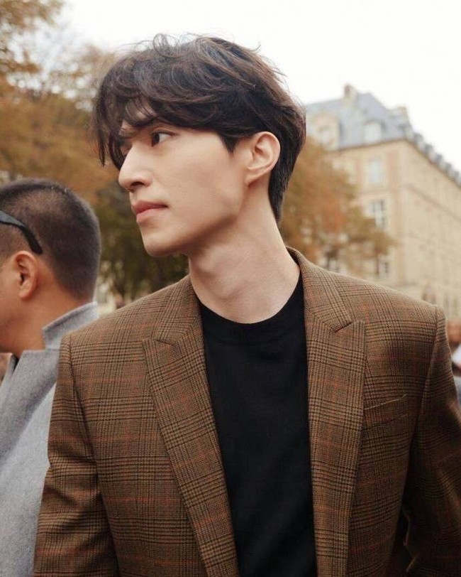 Netizen tak henti-hentinya memuji pilihan busana yang dikenakan Lee Dong Wook di show Givenchy.  Foto: istimewa
