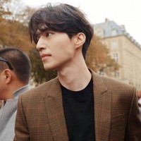 Netizen tak henti-hentinya memuji pilihan busana yang dikenakan Lee Dong Wook di show Givenchy.  Foto: istimewa