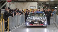 Mobil Camry hybrid, mobil Toyota terakhir yang diproduksi di pabrik Altona, dekat Melbourne. Toyota per hari ini, 3 Oktober 2017 mengakhiri produksi di Australia setelah 54 tahun. Foto: Toyota Australia