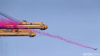 Prajurit TNI melakukan aksi flying fox.