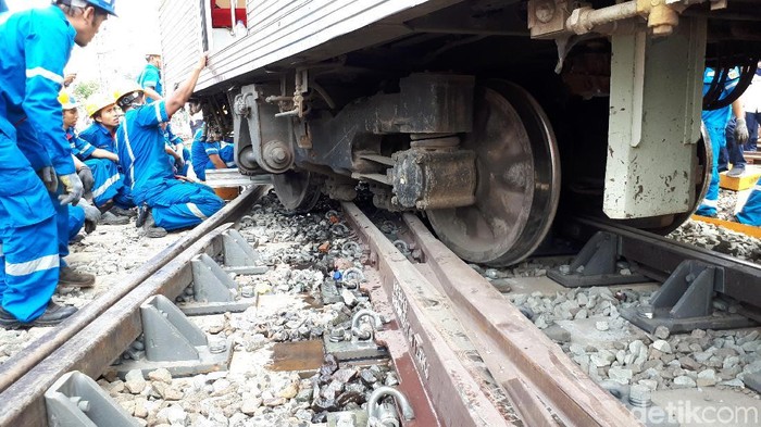 KRL anjlok di Manggarai. Foto: Cici/detikcom KRL anjlok di Manggarai. Foto: Cici/detikcom