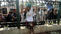 Untuk para pria, ada yang memilih melompati pagar.